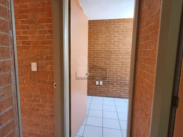 Casa en renta en Jardines del Río con recámara y baño completo en planta baja