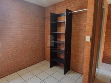Casa en renta en Jardines del Río con recámara y baño completo en planta baja