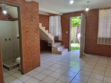 Casa en renta en Jardines del Río con recámara y baño completo en planta baja