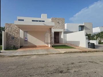 Casa en Renta en privada, Cholul, Mérida, Yucatán.