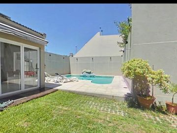 VENTA CASA AVELLANEDA 6 AMBIENTES PARQUE PILETA