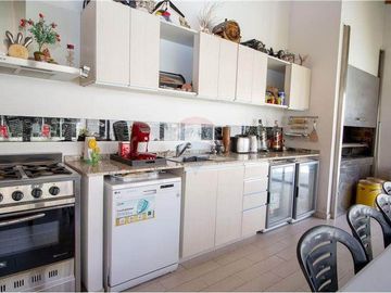 VENTA CASA AVELLANEDA 6 AMBIENTES PARQUE PILETA