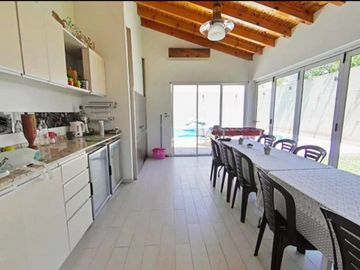 VENTA CASA AVELLANEDA 6 AMBIENTES PARQUE PILETA