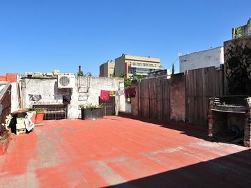 CASA 4 amb en VENTA en FLORES y terraza + ESTUDIO