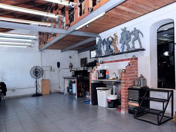 CASA 4 amb en VENTA en FLORES y terraza + ESTUDIO