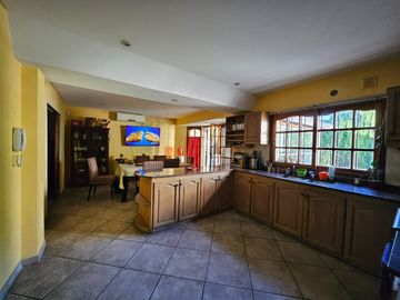 VENTA CHALET-4 AMBIENTES-CASTELAR NORTE