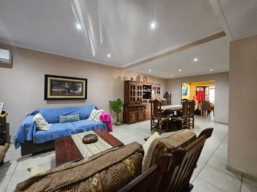 VENTA CHALET-4 AMBIENTES-CASTELAR NORTE