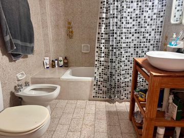 Adrogué Centro: 3 ambs. 72m², 3 balcones, cochera
