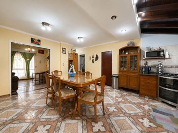 CHALET 4 AMB C/JARDÍN, PARRILLA, GARAJE Y LAVADERO