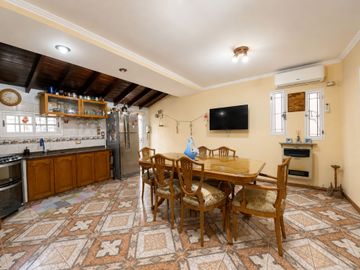 CHALET 4 AMB C/JARDÍN, PARRILLA, GARAJE Y LAVADERO