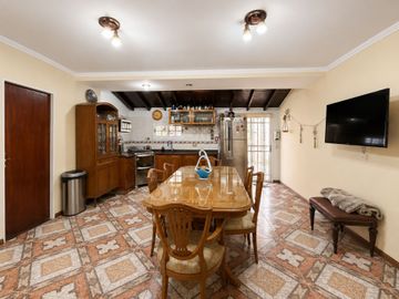 CHALET 4 AMB C/JARDÍN, PARRILLA, GARAJE Y LAVADERO