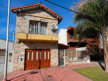 CHALET 4 AMB C/JARDÍN, PARRILLA, GARAJE Y LAVADERO