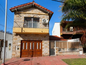 CHALET 4 AMB C/JARDÍN, PARRILLA, GARAJE Y LAVADERO