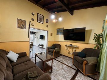 CHALET 4 AMB C/JARDÍN, PARRILLA, GARAJE Y LAVADERO