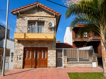 CHALET 4 AMB C/JARDÍN, PARRILLA, GARAJE Y LAVADERO