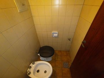 VENTA LOCAL COMERCIAL EN PH  / UBIC. AVELLANEDA