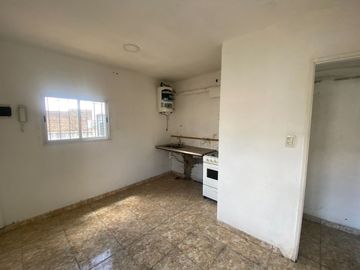 VENTA EN BLOCK 4 DEPTOS DE 2 AMB C/U + GALPÓN
