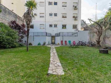 VENTA 2 AMBIENTES BAJO BELGRANO con GRAN JARDIN