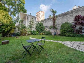 VENTA 2 AMBIENTES BAJO BELGRANO con GRAN JARDIN