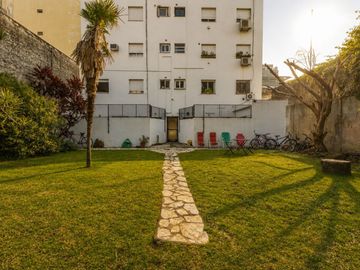 VENTA 2 AMBIENTES BAJO BELGRANO con GRAN JARDIN
