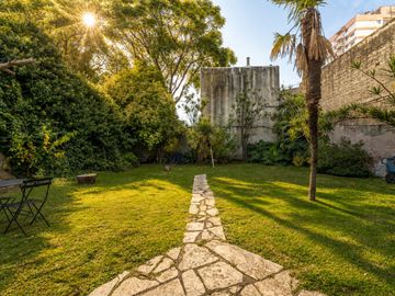 VENTA 2 AMBIENTES BAJO BELGRANO con GRAN JARDIN