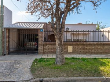 CASA 2 DORM Y PARQUE EN GUADALUPE OESTE
