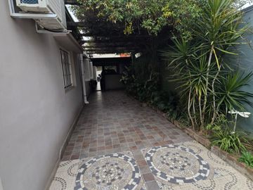 CASA 2 DORM Y PARQUE EN GUADALUPE OESTE
