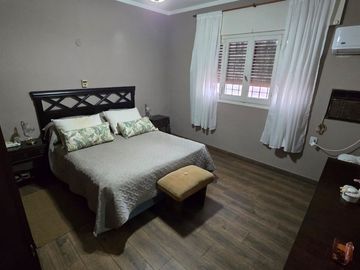 CASA 2 DORM Y PARQUE EN GUADALUPE OESTE