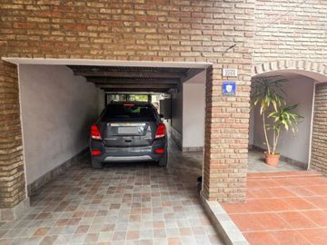 CASA 2 DORM Y PARQUE EN GUADALUPE OESTE