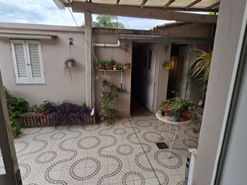 CASA 2 DORM Y PARQUE EN GUADALUPE OESTE