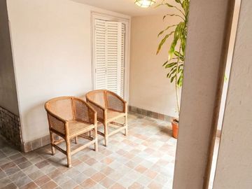 CASA 2 DORM Y PARQUE EN GUADALUPE OESTE