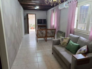 CASA 2 DORM Y PARQUE EN GUADALUPE OESTE