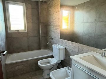 VENTA SEMI PISO 2 DORMITORIOS COCHERA REFINERIA
