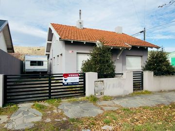Casa en esquina -Centro de Esquel -Apta crédito