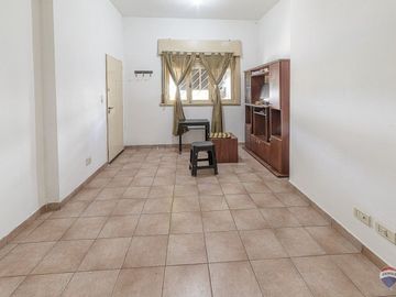 VENTA DEPARTAMENTO 2 AMBIENTES CON PATIO FLORES