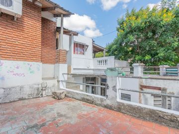 Casa en venta 6 Amb Flores lote propio