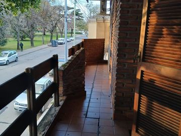 CASA EN VENTA-LOTE PROPIO 286M²-PARQUE AVELLANEDA