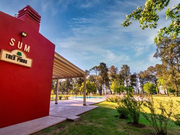 VENTA LOTE 1.734M2 CON VISTA AL GOLF EN TRES PINOS