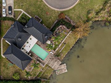 VENTA CASA DE DISEÑO EN PILARÁ FRENTE A LAGUNA