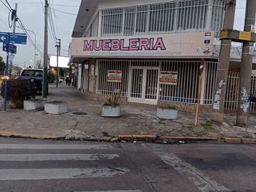 LOCAL COMERCIAL EN ALQUILER – ESQUINA ESTRATÉGICA SOBRE AV. PRESIDENTE PERÓN – VILLA LUZURIAGA