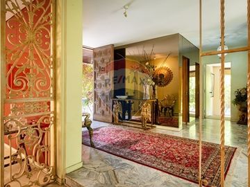 Casa en Vitacura con terreno de 2.453 m²