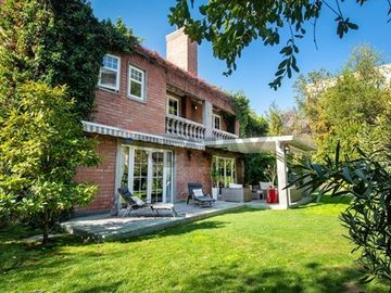 VENTA CASA INGLESA 5D + ESTAR + ESCRITORIO