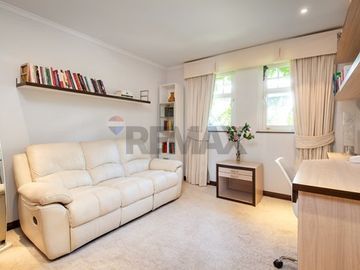 VENTA CASA INGLESA 5D + ESTAR + ESCRITORIO