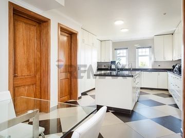 VENTA CASA INGLESA 5D + ESTAR + ESCRITORIO