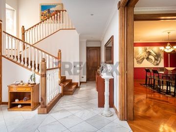 VENTA CASA INGLESA 5D + ESTAR + ESCRITORIO