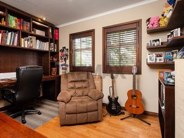 VENTA CASA INGLESA 5D + ESTAR + ESCRITORIO