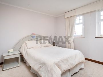 VENTA CASA INGLESA 5D + ESTAR + ESCRITORIO