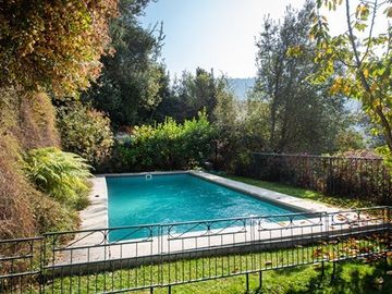 VENTA CASA INGLESA 5D + ESTAR + ESCRITORIO