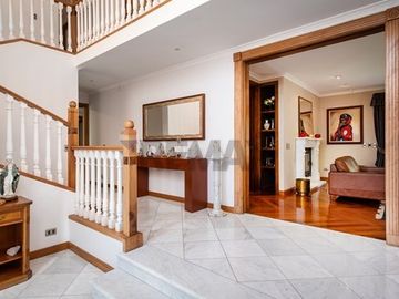 VENTA CASA INGLESA 5D + ESTAR + ESCRITORIO