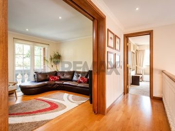 VENTA CASA INGLESA 5D + ESTAR + ESCRITORIO
